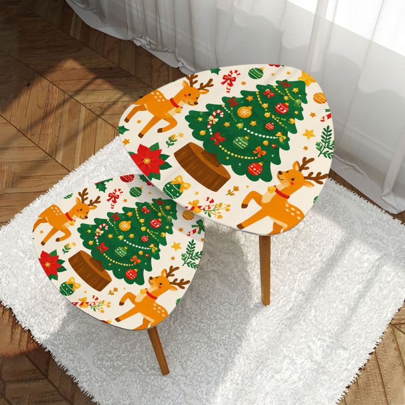 Ensemble de 2 tables basses gigognes triangulaires modernes, décorées de sapins de Noël et de rennes colorés. Table d'appoint empilable festive de style milieu de siècle, idéale pour le salon, la chambre ou un appartement.