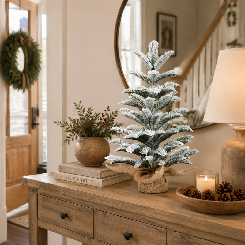 Arbre de Noël de table 19,68 "avec 85 pointes en PE, mini arbre de Noël enneigé avec base en ciment en toile de jute pour la maison, le bureau et les petits espaces