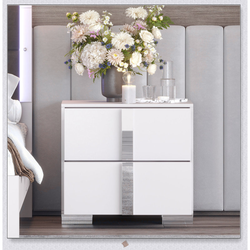 Élégante table de chevet à miroir avec 2 tiroirs, des poignées en métal et une surface lisse pour un entretien facile, idéale pour le rangement dans la chambre à coucher.
