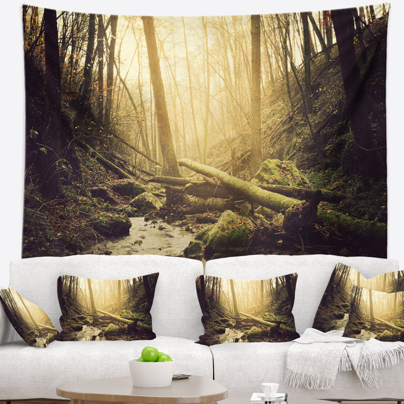 Tapisserie Stream in the Dark Wild Forest, H 32 po x l 39 po