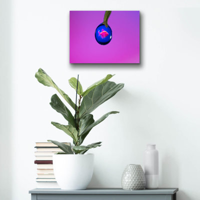 «Glofish In A Drop 2» par Gordon Semmens