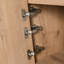 Meuble-lavabo de 30 po avec lavabo en céramique. Fixé au mur. Porte à fermeture en douceur. Look moderne en chêne imitationnel. Armoire en contreplaqué de qualité 30 po. Look, base