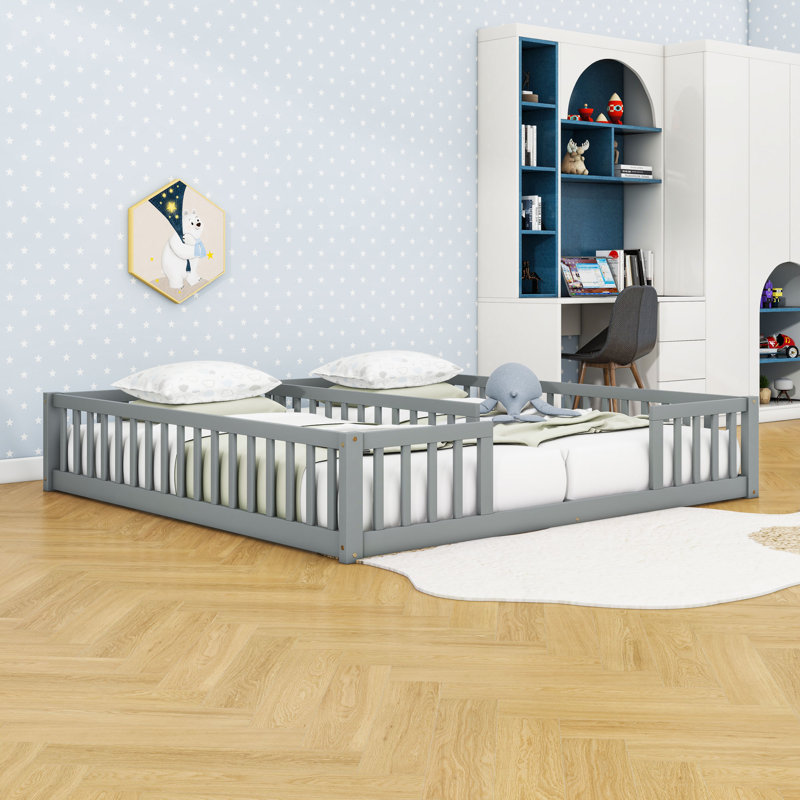 Lit simple et simple en bois avec clôture, gris