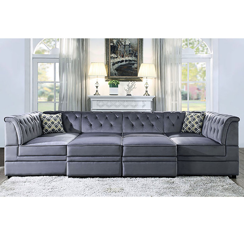 Élégante chaise grise sans accoudoirs avec charme enchanteur en velours d'apparence fascinante