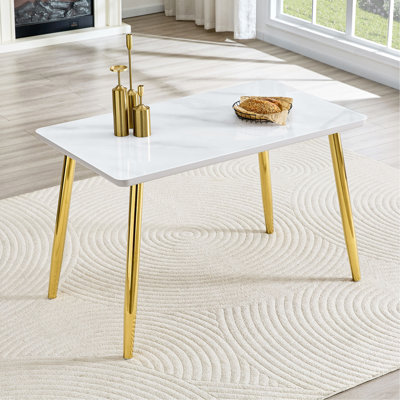 Table de salle à manger moderne et minimaliste, pour 4 à 6 personnes. Comptoir en verre trempé + panneau de fibres à densité moyenne inférieur, texture imitation marbre, pieds fuselés en métal noir. Convient aux restaurants minimalistes.
