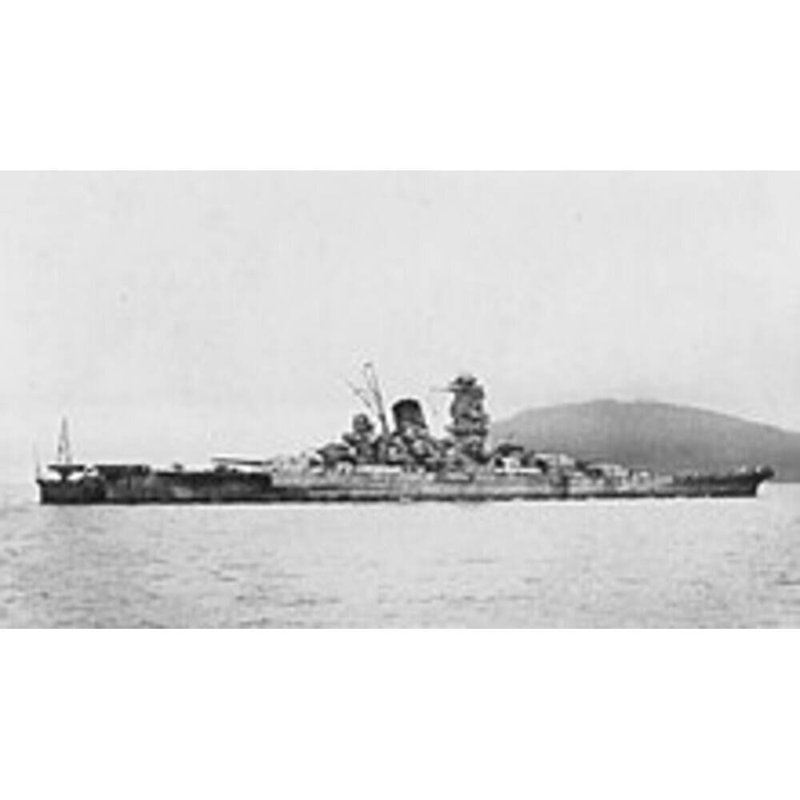Cuirassé japonais Yamato grand, H 10 po x l 30 po x P 5 po