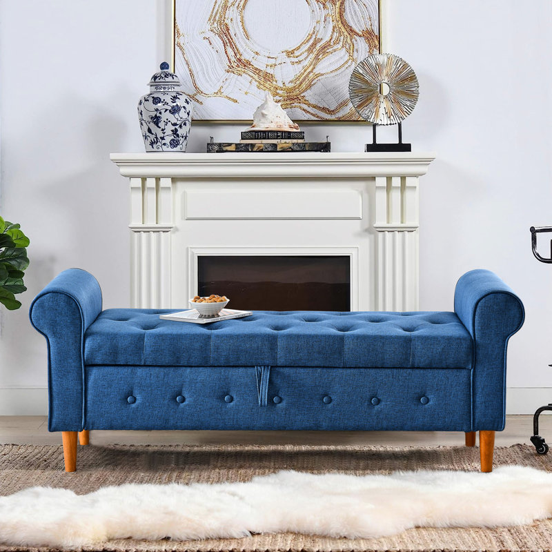 Banc à boutons de 62 po pour la chambre à coucher, le salon et le vestibule en bleu avec accoudoirs rembourrés en tissu moderne