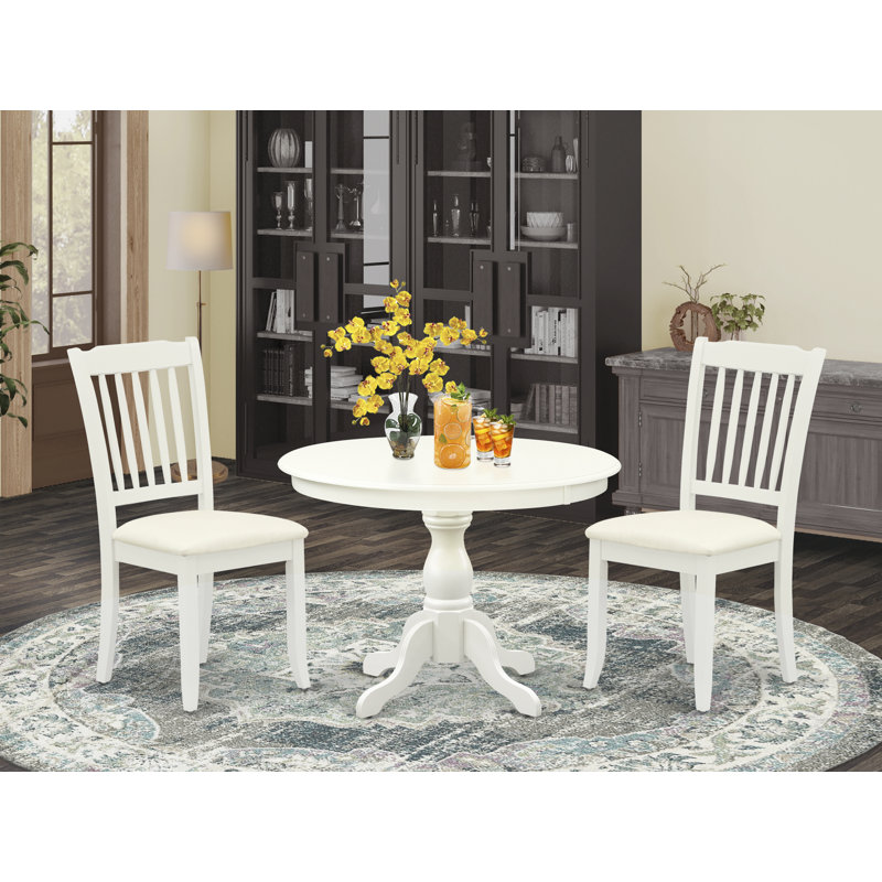 L'ensemble de table de salle à manger 3 pièces comprend une table de cuisine ronde avec piédestal et 2 chaises en lin, blanc lin