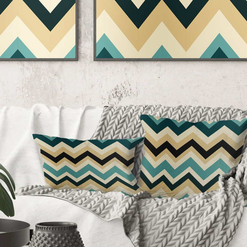 Coussin bleu et beige à motif géométrique à chevrons I, 18 po x 18 po