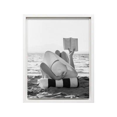 Femme lisant à la plage