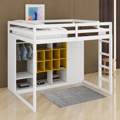 Lit mezzanine en bois pleine grandeur avec garde-robe, tablettes et armoire