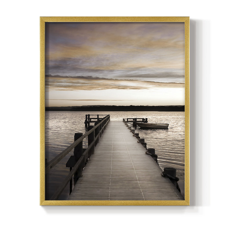 Coucher de soleil sur une jetée, reproduction encadrée - bois massif, H 28 po x l 22 po, Or