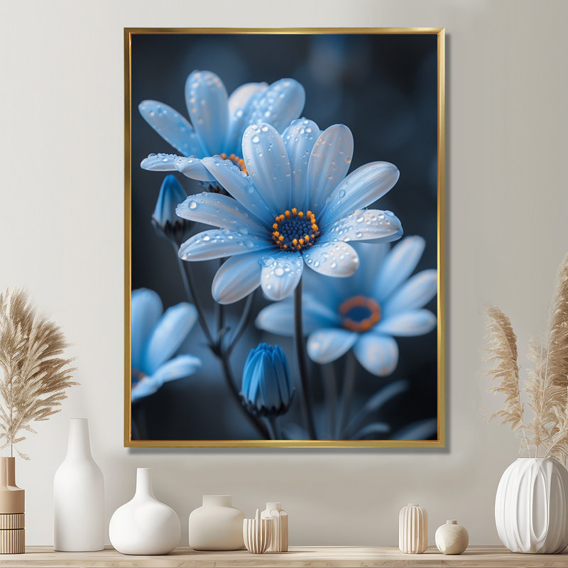 Fleurs de gouttes de pluie monochromes bleues et noires I - marguerites, Cadre flottant doré, H 12 po x l 20 po
