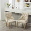 Ensemble de deux fauteuils à oreilles capitonnés en bois massif brun clair avec têtes de clous, pour un siège confortable et élégant-981012996