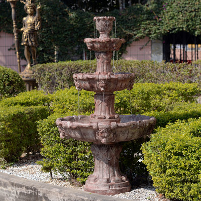 Fontaine antique à trois niveaux