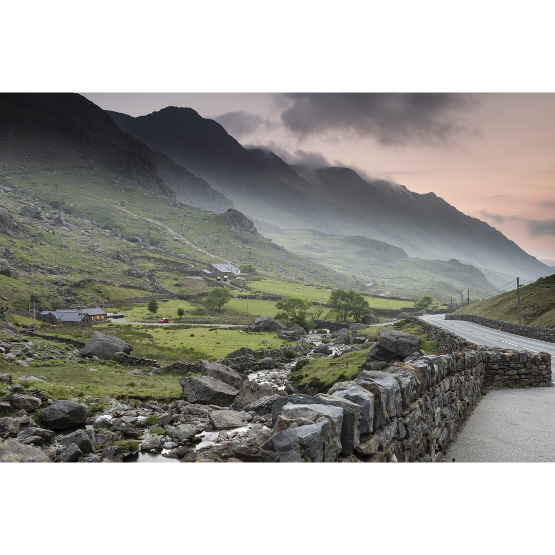 Llanberis-Pass kurz nach Sonnenuntergang - Leinwanddrucke