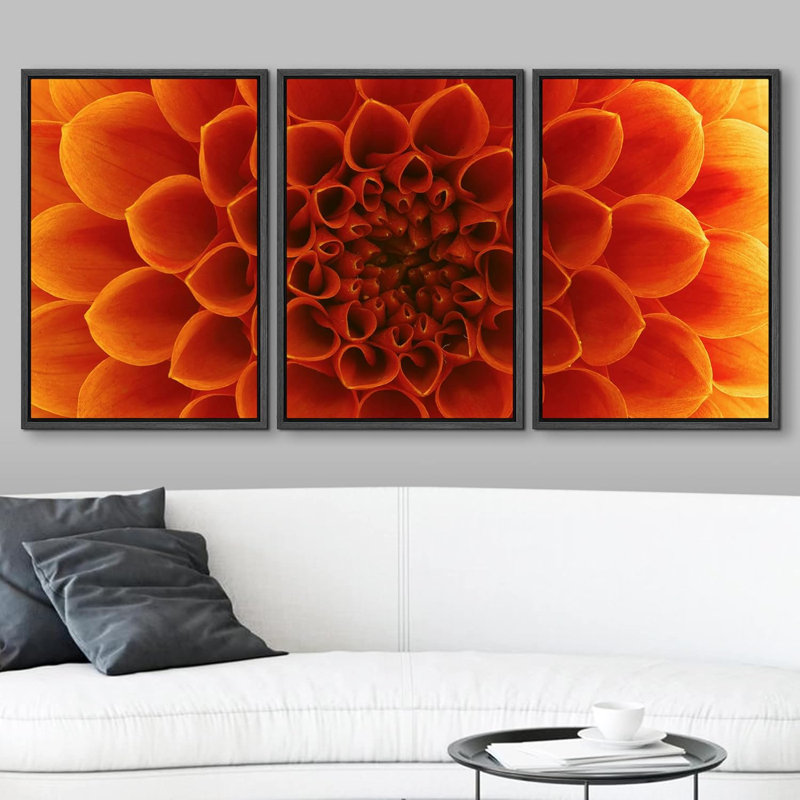 Gros plan sur un pétale de fleur de chrysanthème orange et une photographie botanique moderne, Cadre flottant noir