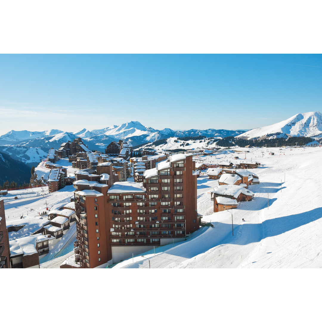 Avoriaz Stadt in den Alpen von VvoeVale - Foto auf Leinwand