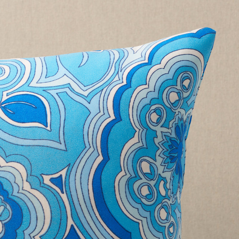 Coussin Schumacher x Trina Turk Morning Sunrise I / O, Bleu horizon, 20 po x 20 po