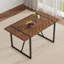 Une table de salle à manger rectangulaire rétro minimaliste avec un dessus spécialement texturé et des pieds en métal noir. Plateau de table contemporain en bois aggloméré minimaliste en bois foncé texturé. Capable de donner aux gens une beauté visuelle.