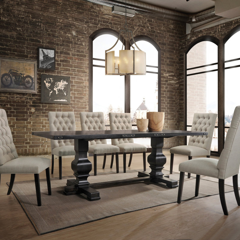 Ensemble de salle à manger exquis avec chaises assorties, parfait pour les réunions de famille et pour recevoir des invités avec style