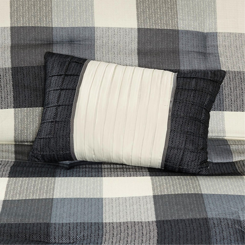 Couette 7 pièces gris King à chevrons, motif à carreaux Buffalo, comprenant une couette, 2 taies d'oreiller, 3 coussins décoratifs et un cache-sommier. Entretien facile, repassage à la vapeur. Décoration chalet.