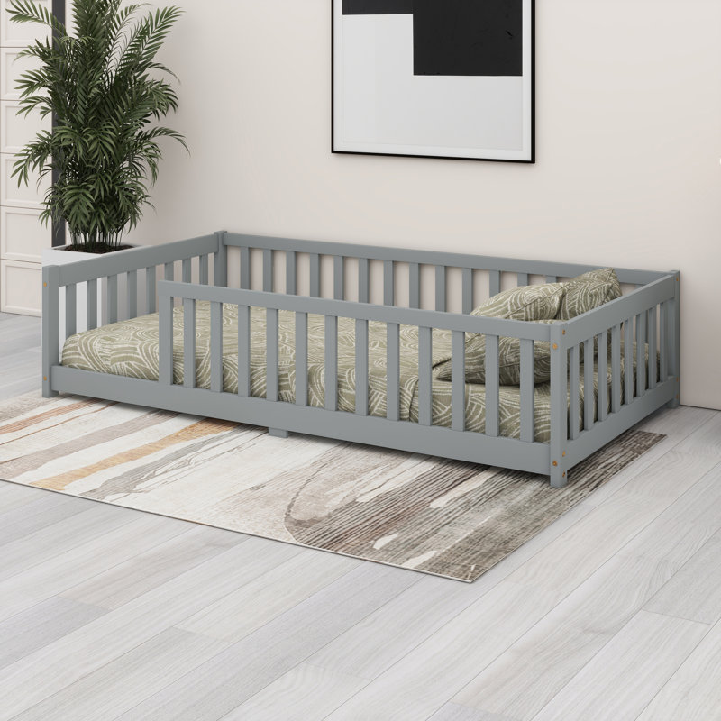 Structure de lit plateforme contemporaine avec garde-corps et lattes robustes, Gris