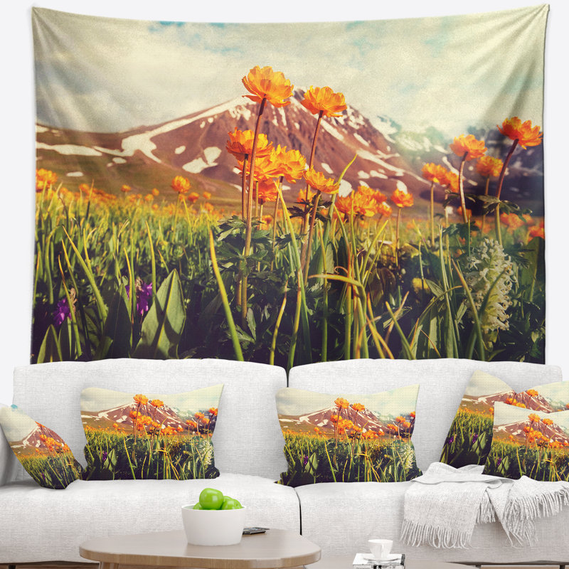 Fantastique fleur jaune dans une prairie tapisserie, H 32 po x l 39 po