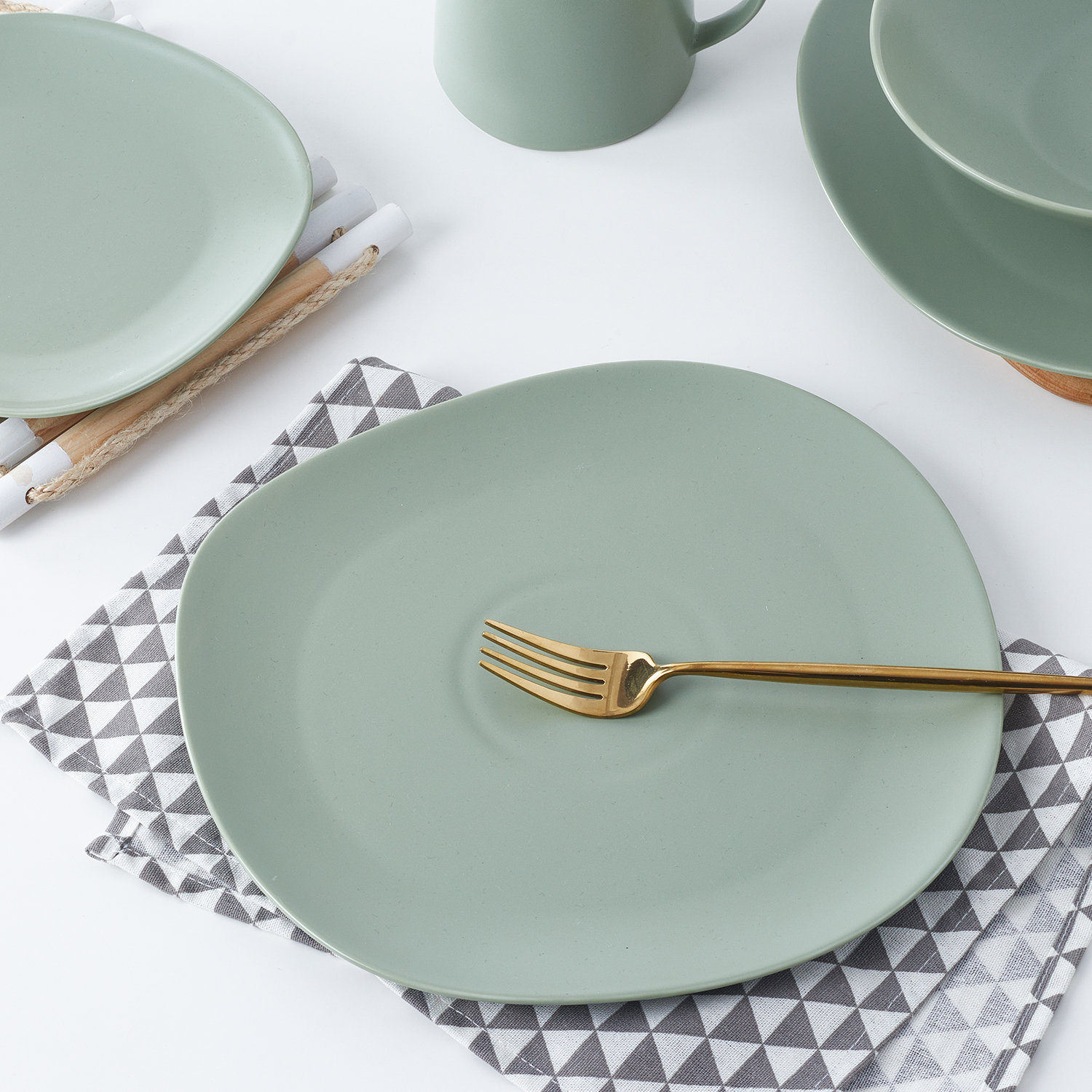 Delilah 11" Porcelain Dinner Plate, Honeydew