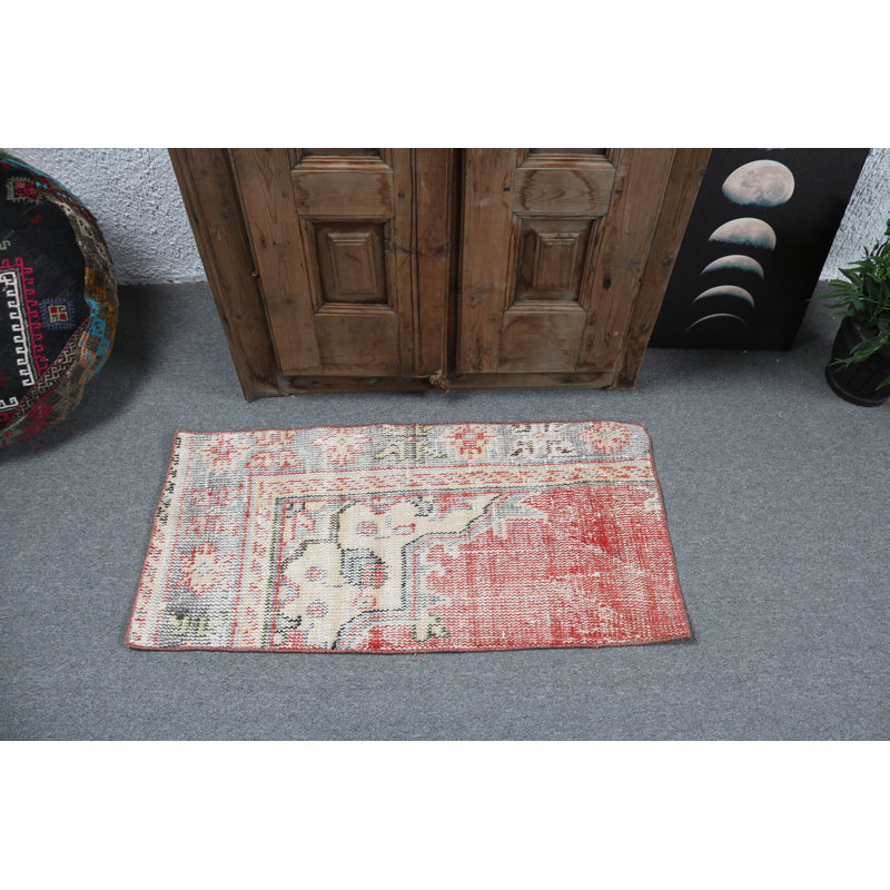 Authentique tapis turc rouge vif avec des motifs pour un décor traditionnel