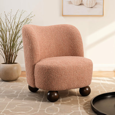 Chaise d'appoint contemporaine rose avec dossier incurvé, pieds et assise confortable en tissu bouclé pour espaces de vie