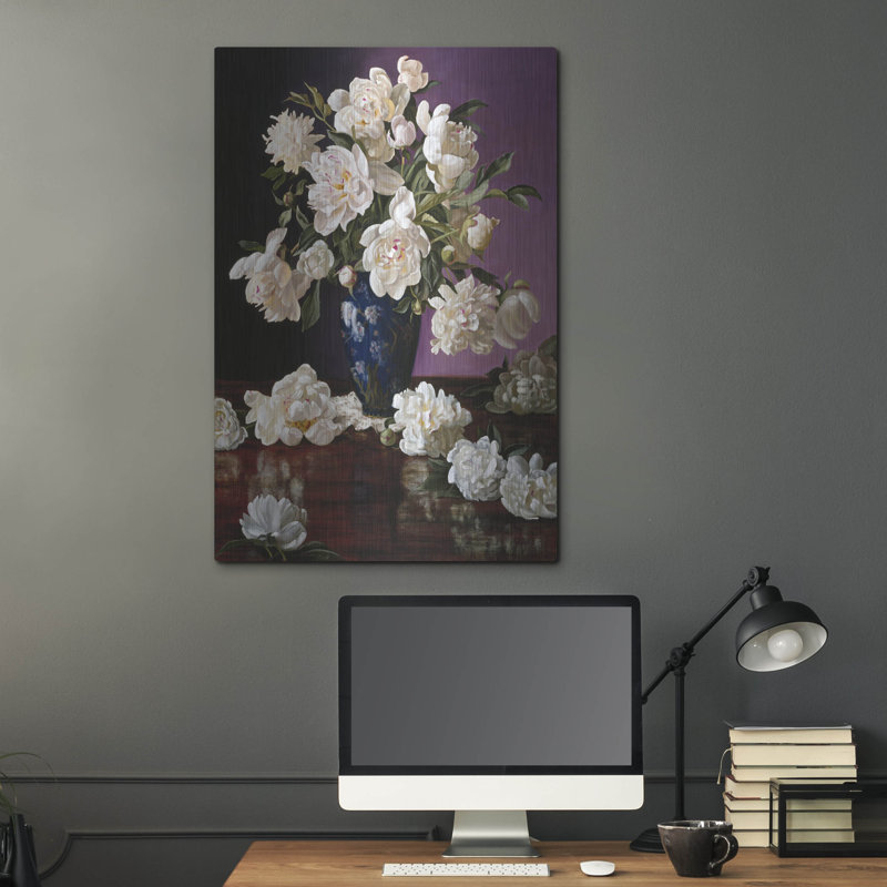 «Lark Manor ™», pivoines blanches dans un vase chinois bleu »par Christopher Pierce, art mural en métal, H 36 po x l 24 po