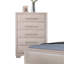 Commode transitionnelle en chêne blanc avec tiroir supérieur doublé de feutre et fabrication en queue d'aronde pour un rangement élégant dans la chambre à coucher
