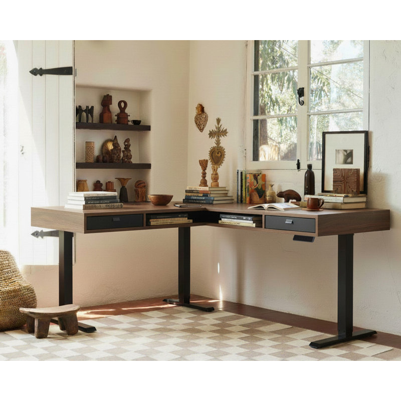 Bureau debout électrique en L de 63 po x 55 po, bureau d'angle à hauteur réglable avec 2 tiroirs sous le bureau et rangement ouvert, bureau assis-debout avec plateau multiprise et gestion des câbles