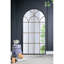 Miroir arqué de 34 po x 65,5 po en noir et or, idéal pour les miroirs dorés de l'intérieur du salon, décor approprié