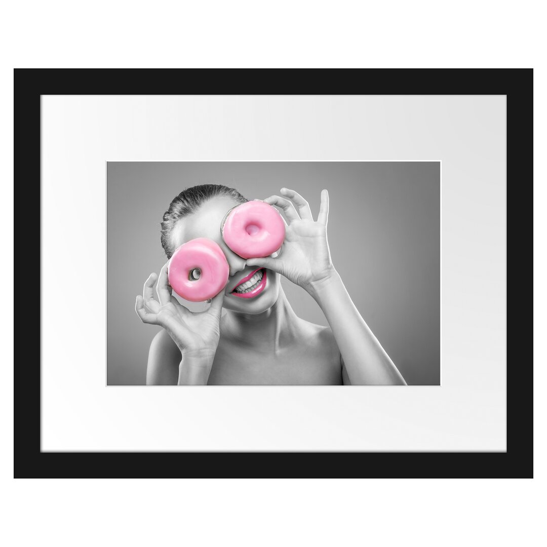 Gerahmtes Poster Frau mit Donut Augen