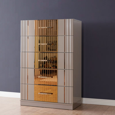 Commode dorée en bois gris