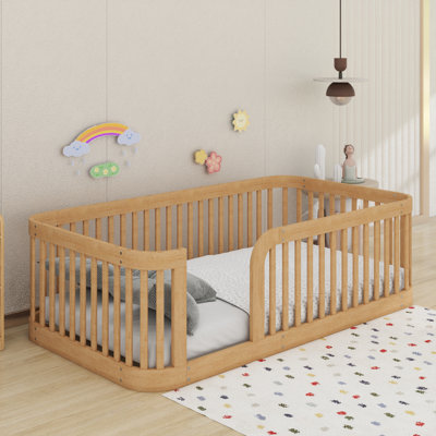 Structure de lit simple en bois avec clôture en bois