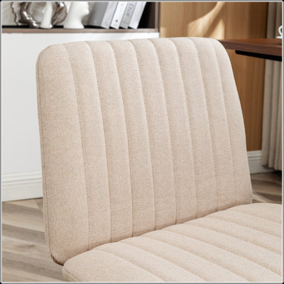 Fauteuil de bureau pivotant confortable, recouvert de polyester, avec hauteur réglable et roulettes à roulement fluide pour une productivité accrue.