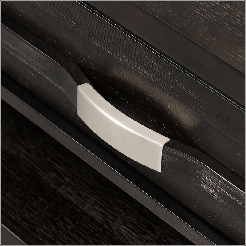 Table basse avec détails en métal