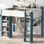 Lit mezzanine double en bois avec tablettes de rangement intégrées, portemanteaux et bureau-499156620