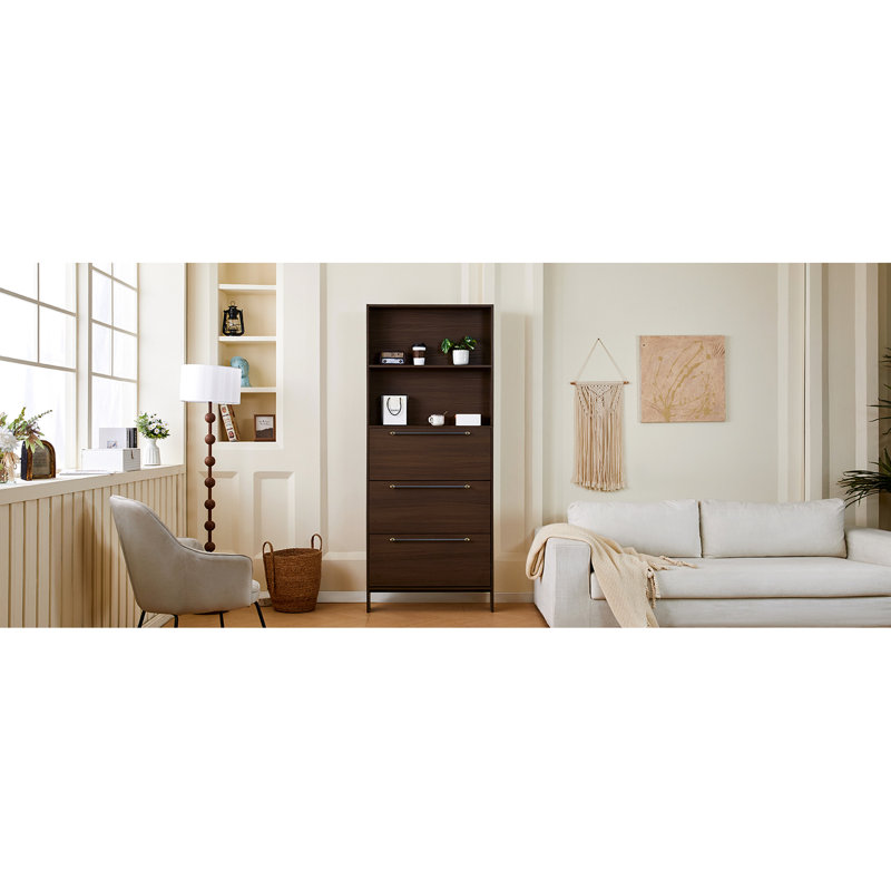 Range-chaussures avec 3 tiroirs rabattables et tablettes ouvertes. Gain de place pour le vestibule. , Couleur noyer, moderne pour le porche. Pieds en bois massif, couleur. Design, grand espace de rangement