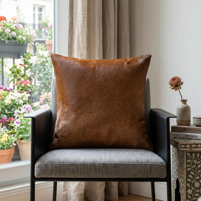 Coussin 18 "en peau de vache brune