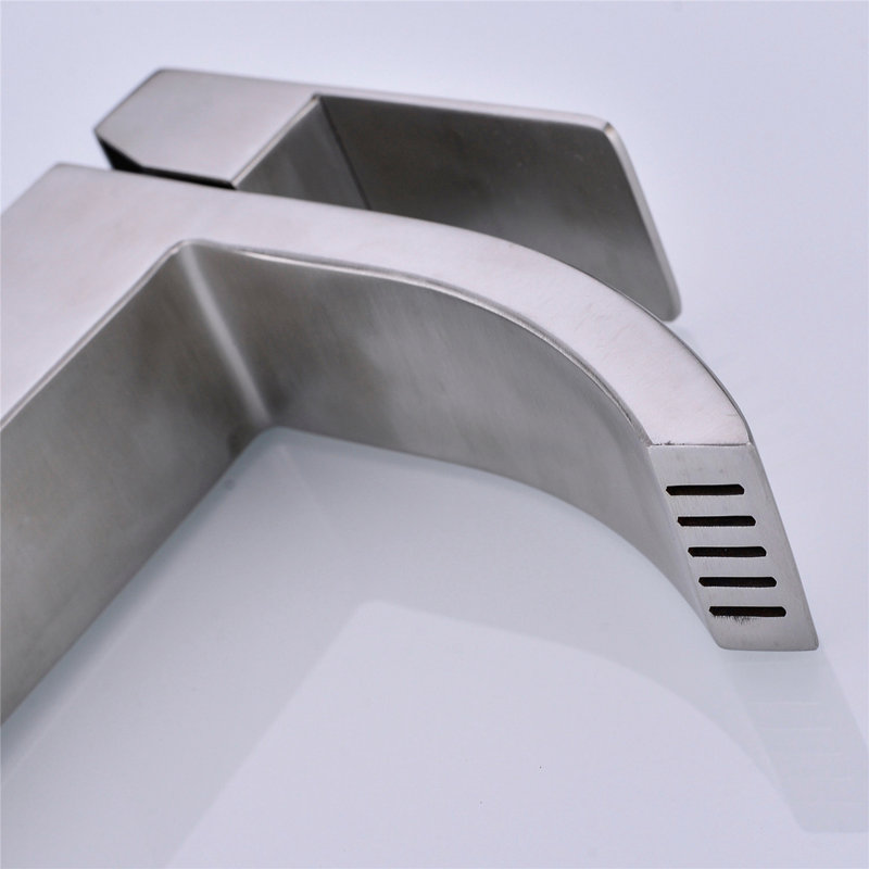 Robinet de lavabo de salle de bain à poignée simple avec bonde escamotable Waterfall, Nickel brossé