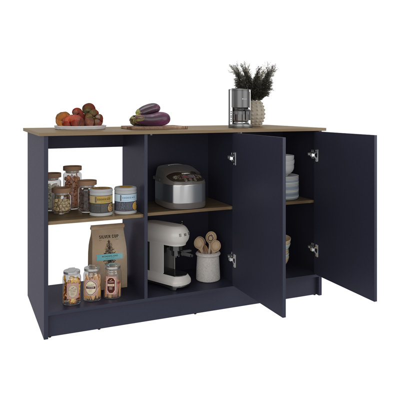 Îlot de cuisine avec grand comptoir de salle à manger, armoire à deux portes avec tablettes de rangement intérieures et deux tablettes ouvertes