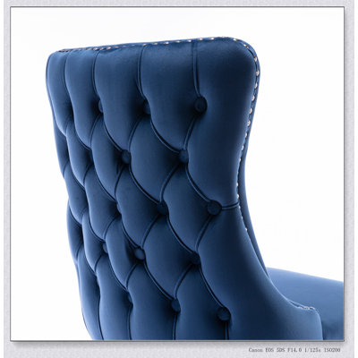 Furniture, Chaise rembourrée à oreilles avec garniture cloutée et pieds en bois massif