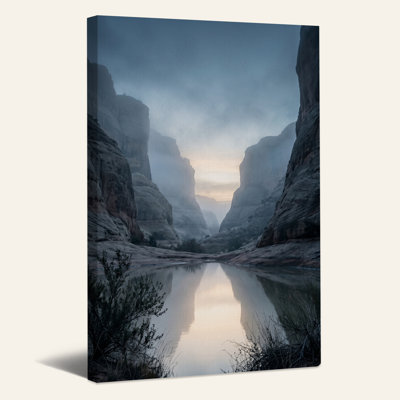 Tableau sur toile « Reflet de rivière dans un canyon de grès brumeux »