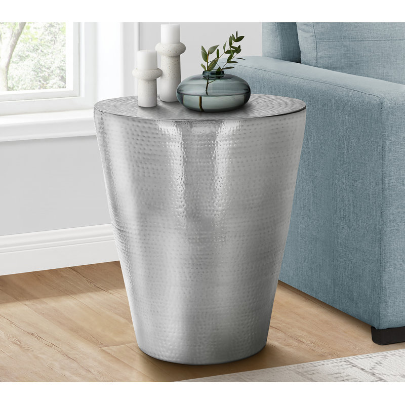 Table d'appoint compacte en stratifié taupe foncé avec rangement caché et porte-gobelet double, parfaite pour le salon ou la chambre à coucher