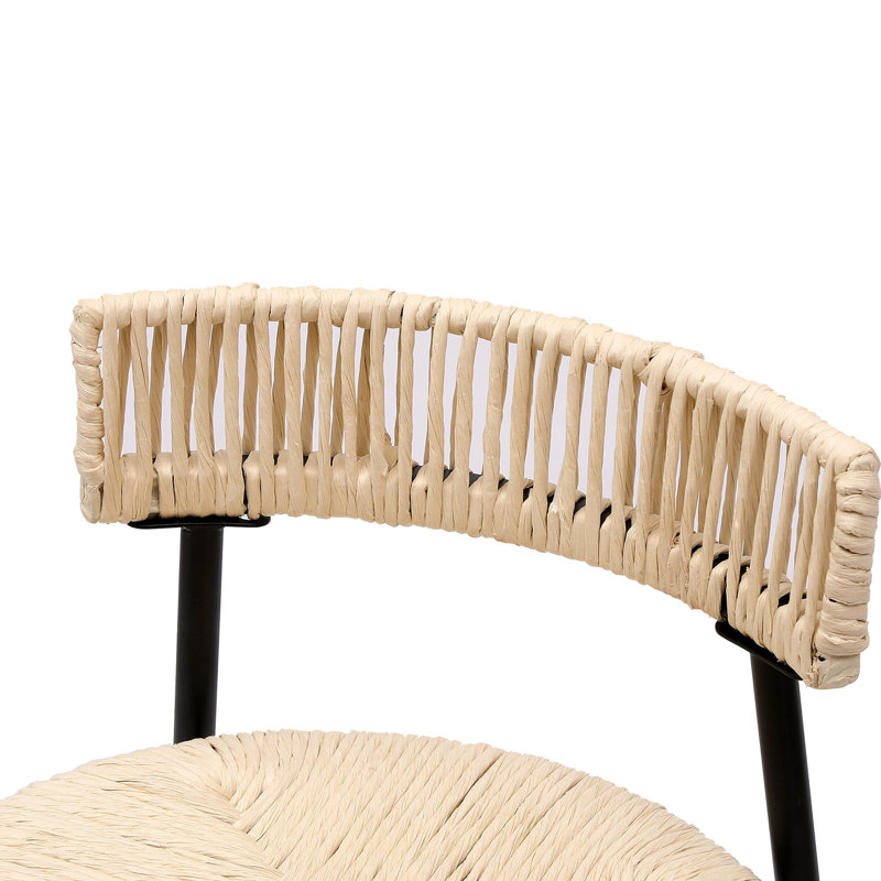 2 tabourets de comptoir en corde de papier tissés à la main. Style Chaises de bar pour appartement. Structure en métal noir, siège blanc crème. Et fonctionnelle à la maison. Polyvalent. Facile à installer