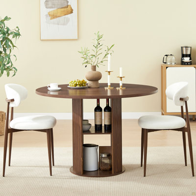 Table de salle à manger ronde de 47,24 po (pour 2 à 4 personnes) avec deux chaises de salle à manger Combine les styles moderne et campagnard, avec une tablette de rangement à deux niveaux, idéale pour les salles à manger ou les espaces de vie. Noyer